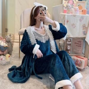 طقم للنساء قطيفة